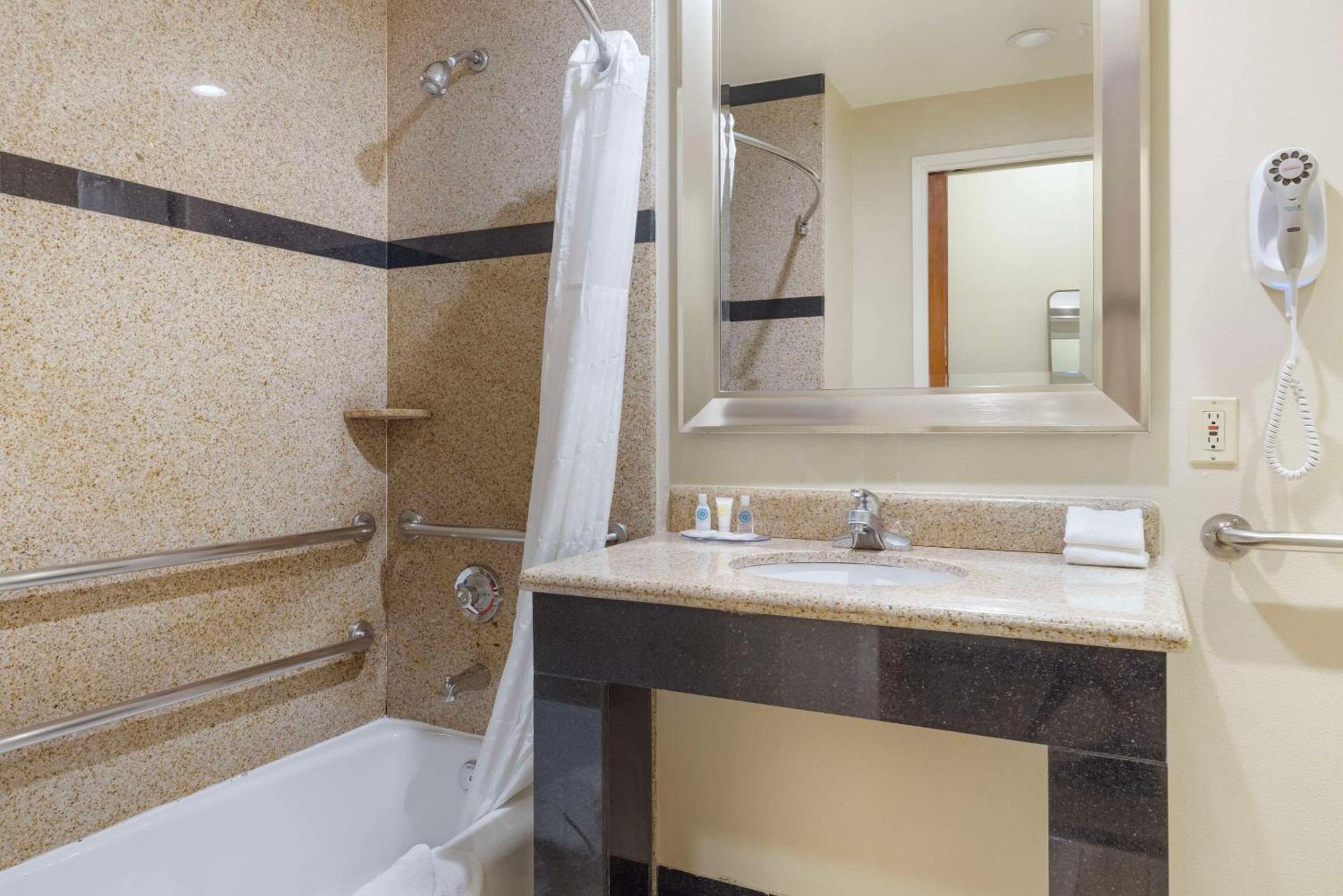 Comfort Camp Pendleton Area 3*