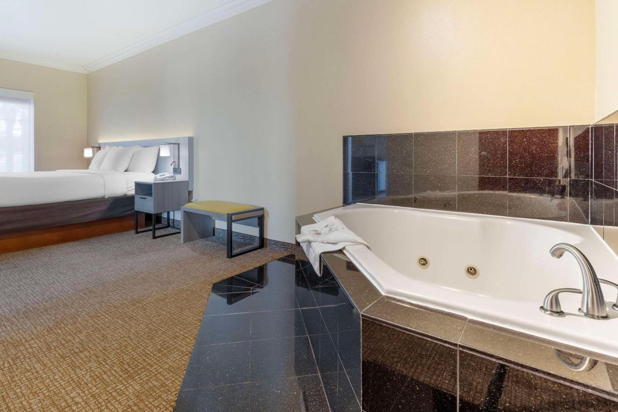Comfort Camp Pendleton Area 3*